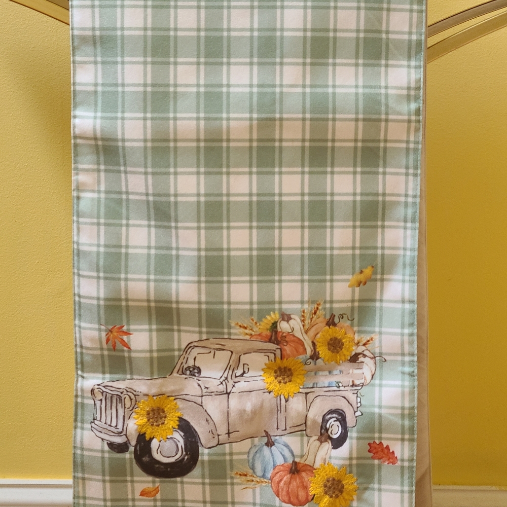 Charming Table Runner - Picture 4 of 8